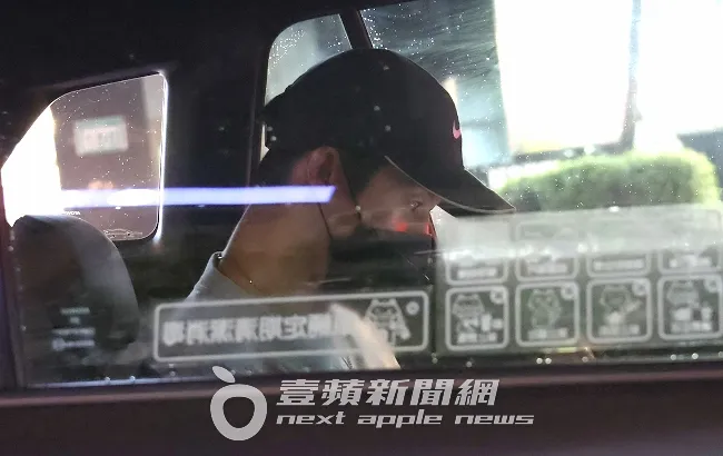 許光漢專心在計程車上滑手機。特勤中心攝