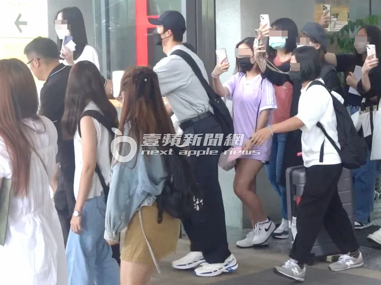 「許太太」人手一支手機對著許光漢（中）拍攝錄影。特勤中心攝