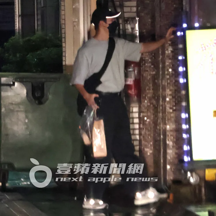 許光漢急奔松江路某棟公寓民宅按門鈴。特勤中心攝