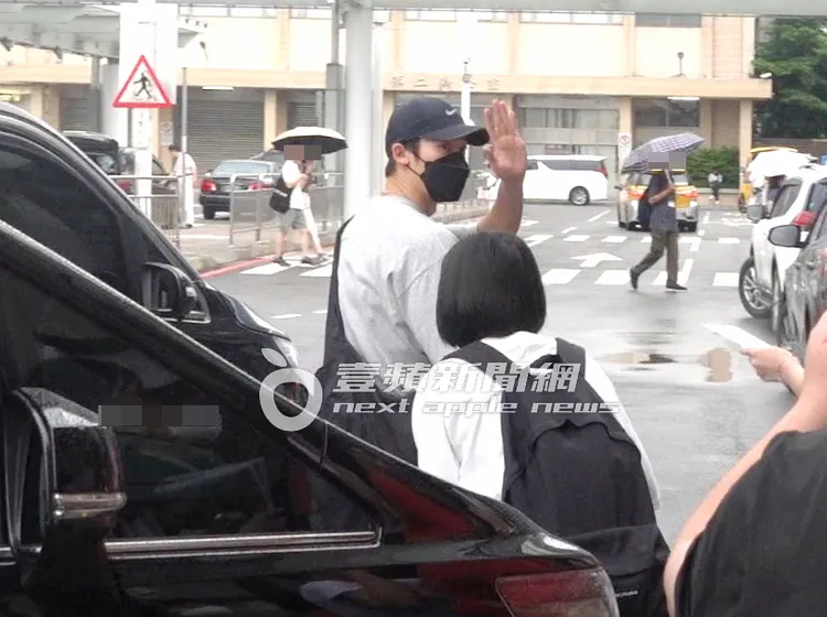 許光漢（左）向「許太太」揮手掰掰。特勤中心攝