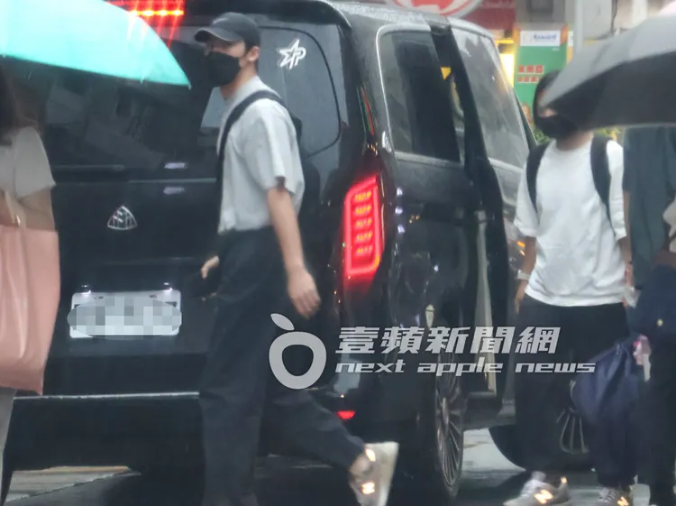 許光漢（左）和經紀人同款情侶鞋logo發亮，準備去剪頭髮。特勤中心攝