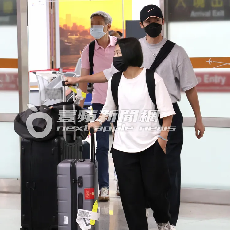 「國民老公」許光漢（右）從上海虹橋機場搭機返台。特勤中心攝