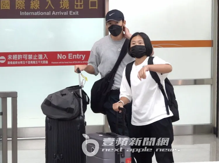 許光漢（左）看到大批「許太太」在機場入境大廳外等待，略吃一驚。特勤中心攝