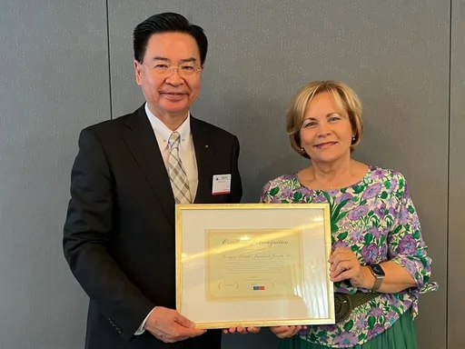 吳釗燮訪歐洲議會獲高規格接待！　會12跨國議員還獲頒感謝狀