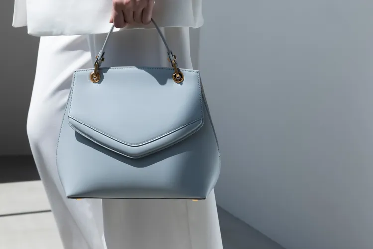 Love Letter情書系列珍珠藍大型手提包，約8萬6682元。品牌提供