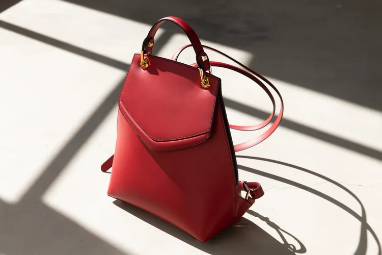 Love Letter情書系列紅色後背包，約7萬7050元。品牌提供