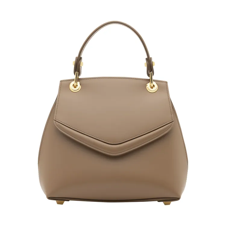 Love Letter情書系列泥土棕小型手提包，約7萬8977元。品牌提供