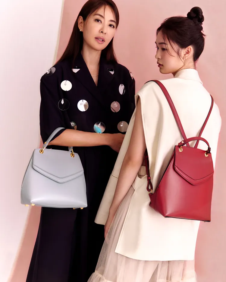 賈永婕（左）和女兒小羽所演繹的GRACE HAN經典Love Letter系列包款，設計中同樣深藏滿滿的愛意。品牌提供
