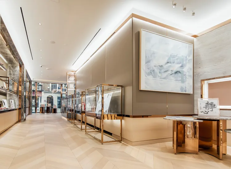 年底將重新開幕的GRACE HAN倫敦旗艦店，牆面上掛著品牌創辦人Grace母親王陳靜文女士的畫作。品牌提供