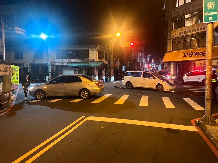 事故路口分別閃紅燈及閃黃燈。民眾提供