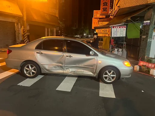 台中車禍釀3傷!休旅車路口攔腰撞轎車 疑未禮讓幹道車肇禍