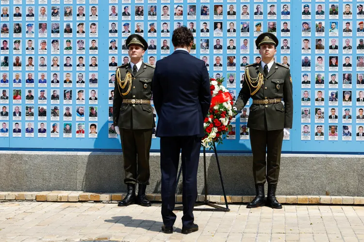 杜魯道在紀念牆前獻上花圈，致敬在俄烏戰爭中殉職的烏克蘭官兵。路透社