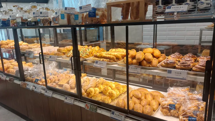 陳列架裝有門片設計，讓顧客有更佳衛生安全的選購空間。凃建豐攝