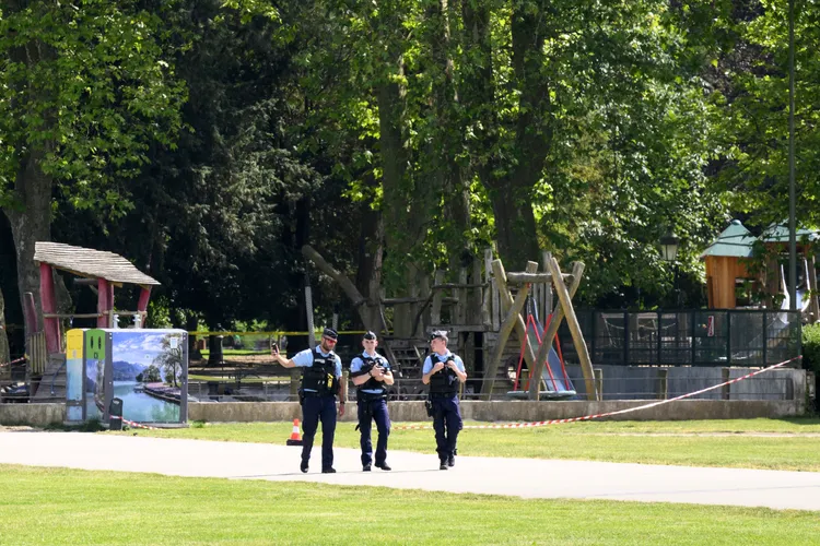 警方8日在現場巡邏。美聯社