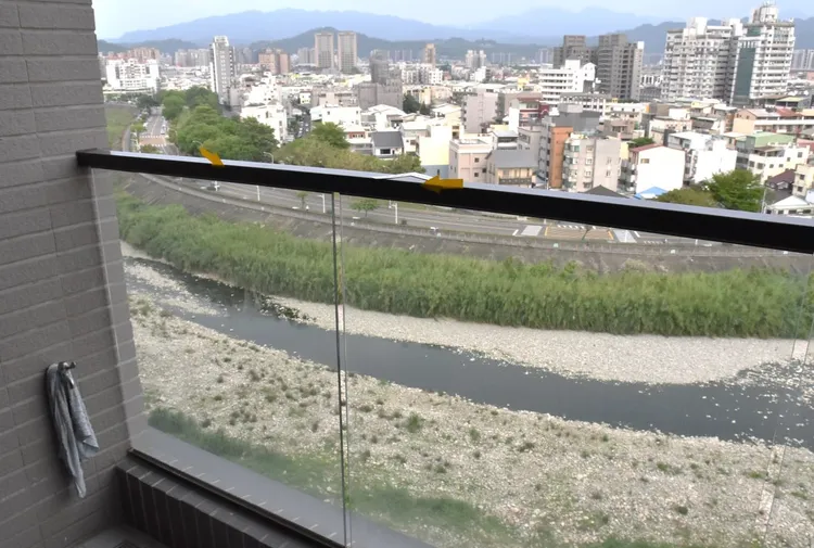 檢警在墜樓處陽台查到賴生DNA。檢方提供