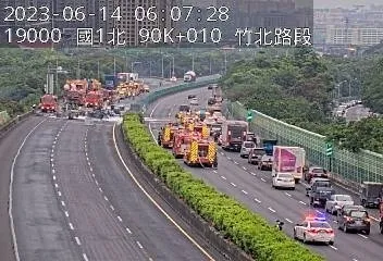 國1北上火燒車！翻攝臉書「警廣即時報 路況報導 事故追蹤」