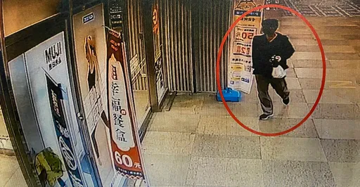 趁鐘錶行老闆不在　無視監視器在拍！賊入內搜刮展示櫃