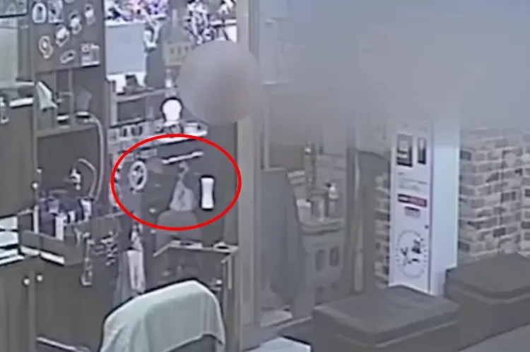 趙男在店內搜括。翻攝畫面