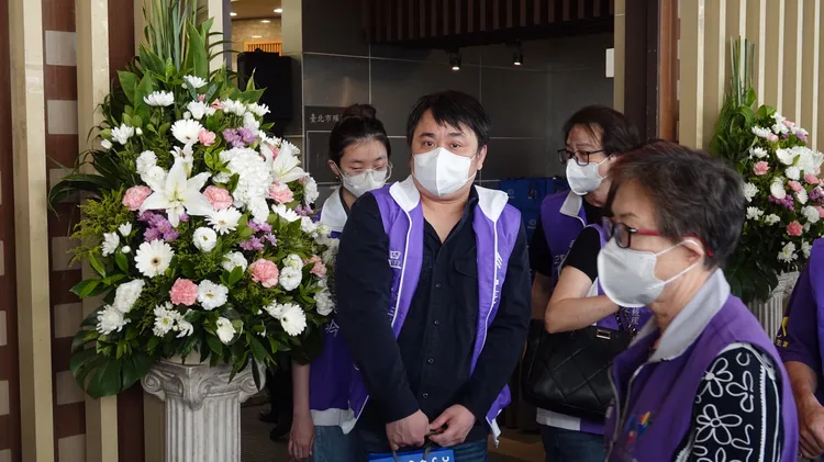 溫兆宇身穿中華照生黨背心現身。彭欣偉攝