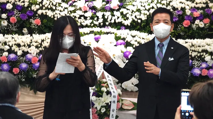 陳凱倫介紹老婆（左）致詞。彭欣偉攝