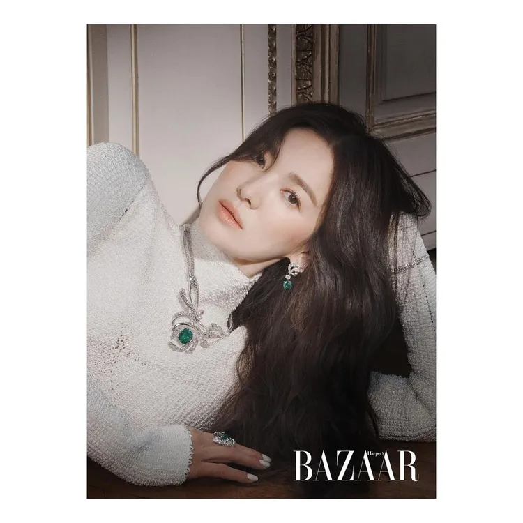 宋慧喬在系列雜誌照美出新高度。翻攝harpersbazaaruk IG