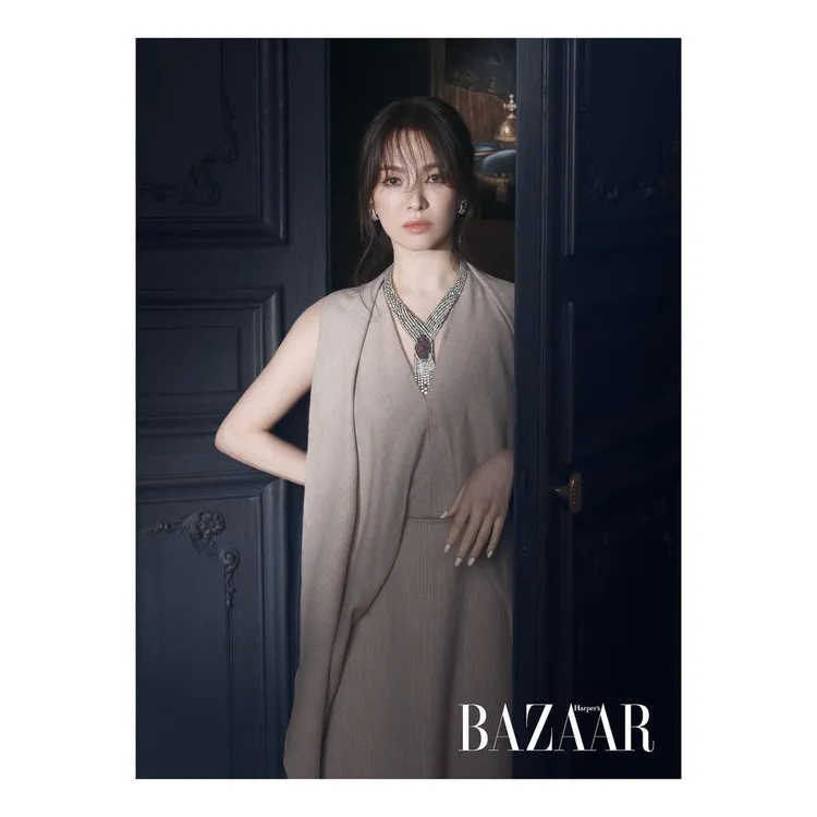 系列雜誌大片在CHAUMET位於巴黎芳登廣場的總店拍攝。翻攝harpersbazaaruk IG