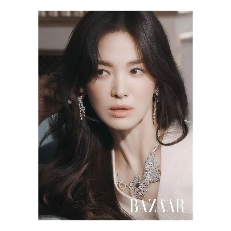 宋慧喬透露最近覺得短髮更適合自己。翻攝harpersbazaaruk IG