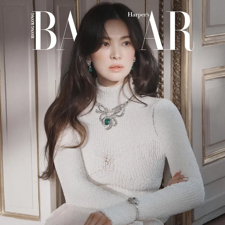 宋慧喬佩戴代言的CHAUMET珠寶展現獨特魅力。翻攝harpersbazaaruk IG