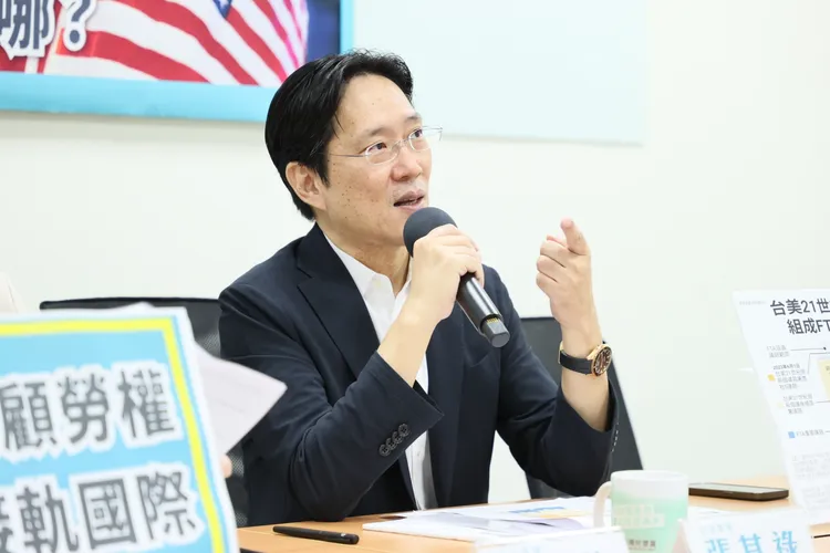 張其祿斥蔡政府打臉過去的民進黨，上演服貿黑箱。張其祿辦公室提供