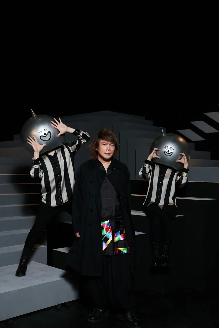 MV有兩個表情超吸睛的大頭娃娃「嘻嘻」與「哈哈」，是伍佰親筆手繪出來的。月光音樂提供