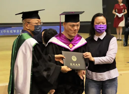 大姊伴讀30年 兩度獲總統教育獎!亞大重度腦麻博士生畢業