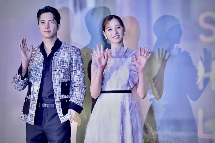 山下智久（左）、新木優子片中飾演一對戀人。林林攝