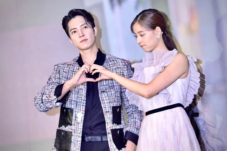 山下智久（左）、新木優子暢談彼此迷人的地方。林林攝