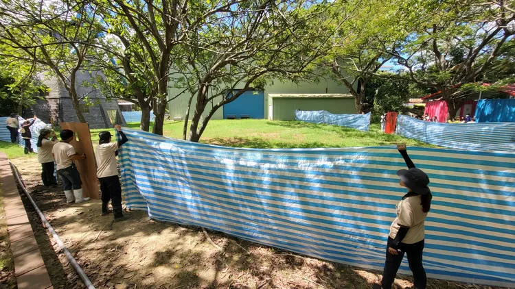 保育員拉起大片帆布限縮斑馬行動範圍。頑皮世界提供