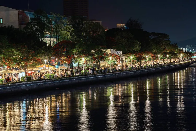 愛河市集綿長達350公尺，超過120攤各式特色風格餐飲及原創手作。觀光局提供