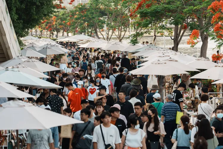 愛河市集每場有超過120攤各式特色風格餐飲及原創手作。觀光局提供