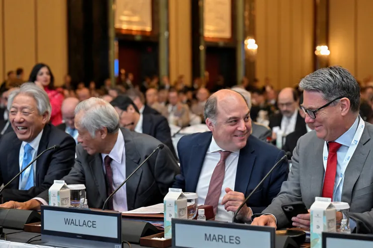 右起澳洲國防部長馬勒斯、英國國防大臣華勒斯（Ben Wallace）、
新加坡國防部長黃永宏（Ng Eng Hen）、新加坡國務資政張志賢（Teo Chee Hean）。路透社