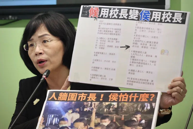 蘇巧慧質疑，「候用校長」，但候用校長怎麼變成「侯用校長」。林林攝