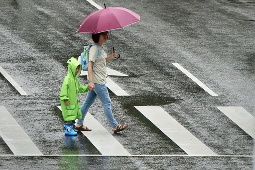 豪大雨夜襲16縣市!明各地降雨機率增 3地區沿海小心長浪