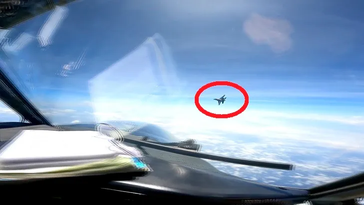 中國解放軍殲16戰機（紅圈）以發動機尾流影響美國軍機。美聯社