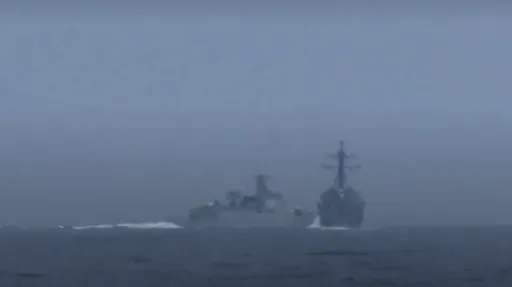 影片曝光！美中台海衝突近在咫尺　解放軍艦艇直衝美軍驅逐艦　