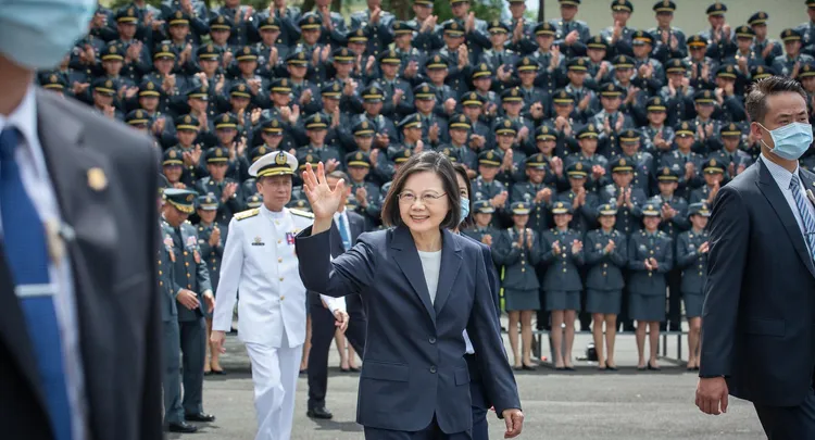 昨天（21日）總統蔡英文出席三軍六校的聯合畢業典禮。翻攝《蔡英文 Tsai Ing-wen》粉絲頁