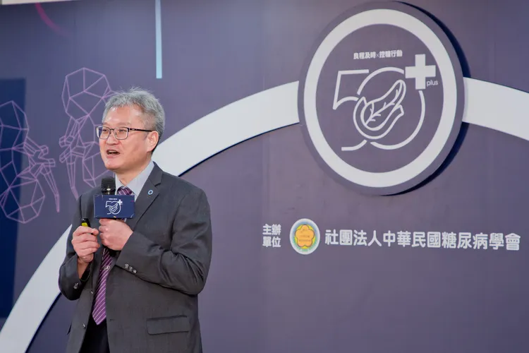 中華民國糖尿病學會理事長黃建寧提醒，高齡化與病齡長期化將大幅增加共病風險。學會提供