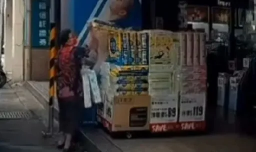 桃園這阿嬤是狠人！把美妝店當自己家　「拿」4串衛生紙未付錢就揚長而去