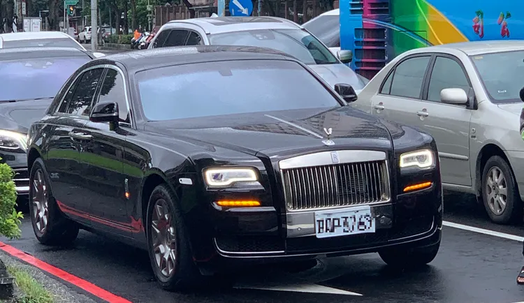 連千毅搭著勞斯萊斯報到入獄服刑。丁牧群攝