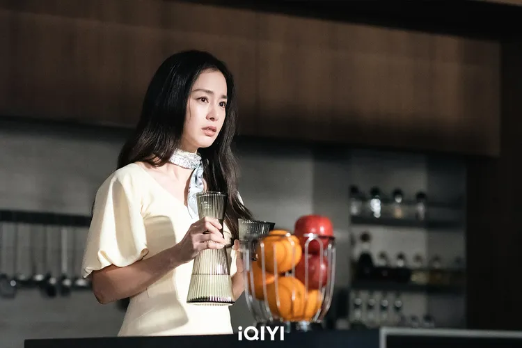 金泰希戲裡是人人稱羨的家庭主婦，搬進豪宅後聞到屍臭味。愛奇藝國際站提供