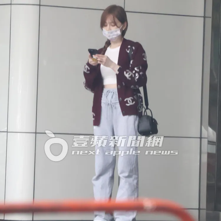王心凌罕露雪乳和蠻腰，站在健身房門口滑手機，等助理去抽菸。特勤中心攝