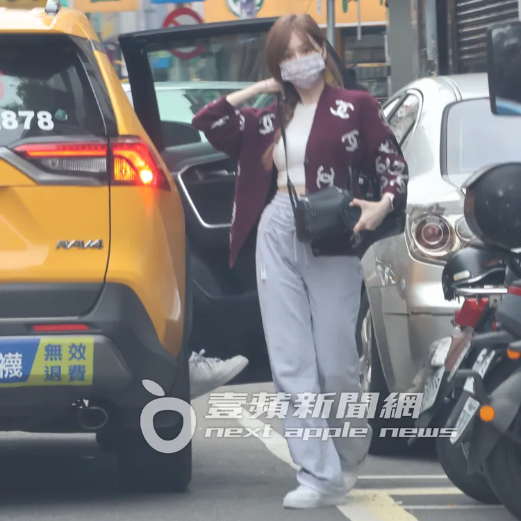 王心凌下計程車，喬名牌背包，凸顯雪乳及小蠻腰，準備去練舞。特勤中心攝