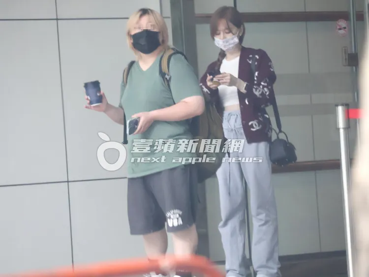 1個鐘頭，王心凌（右）運動完，將頭髮綁成麻花捲辮子頭，罕見露雪乳及蠻腰，噴香汗步出健身房。特勤中心攝