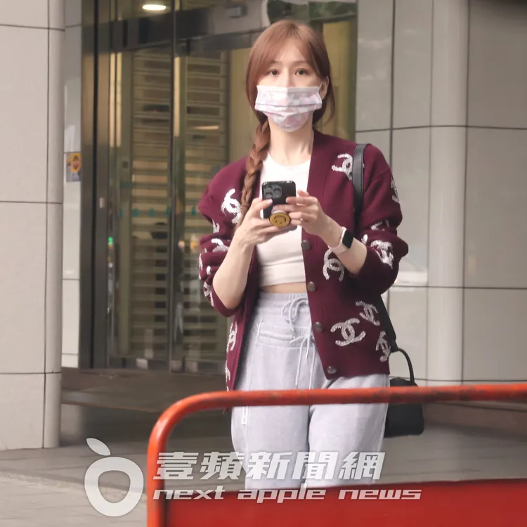 王心凌邊滑手機，時不時還會抬頭看計程車方位。罕露雪乳及蠻腰在噴香汗。特勤中心攝